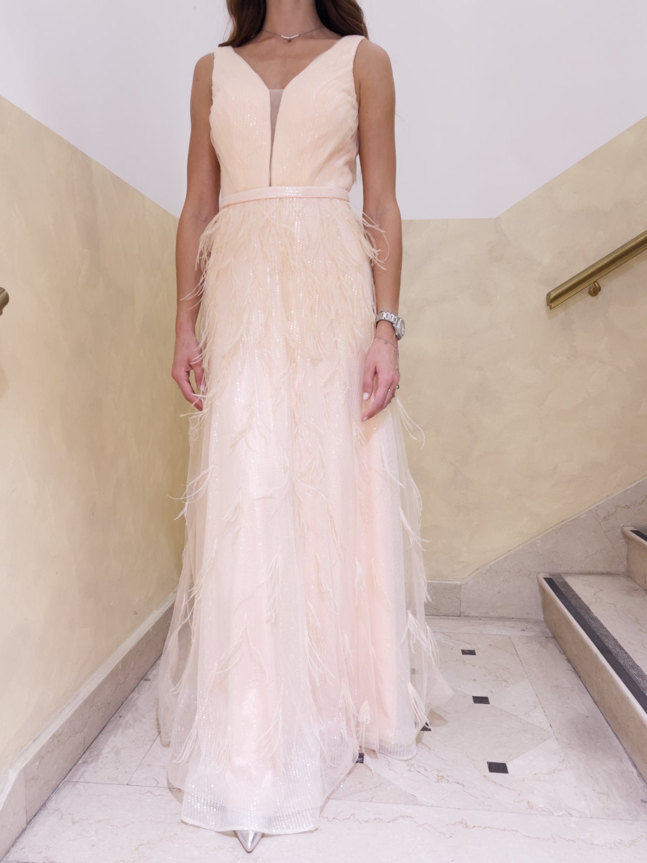 Abito con paillettes e piume
