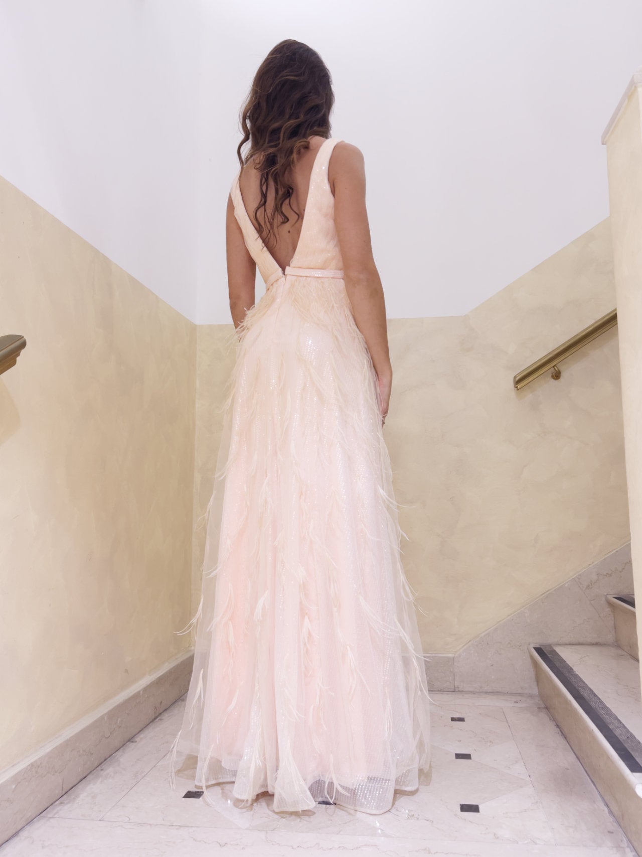Abito con paillettes e piume