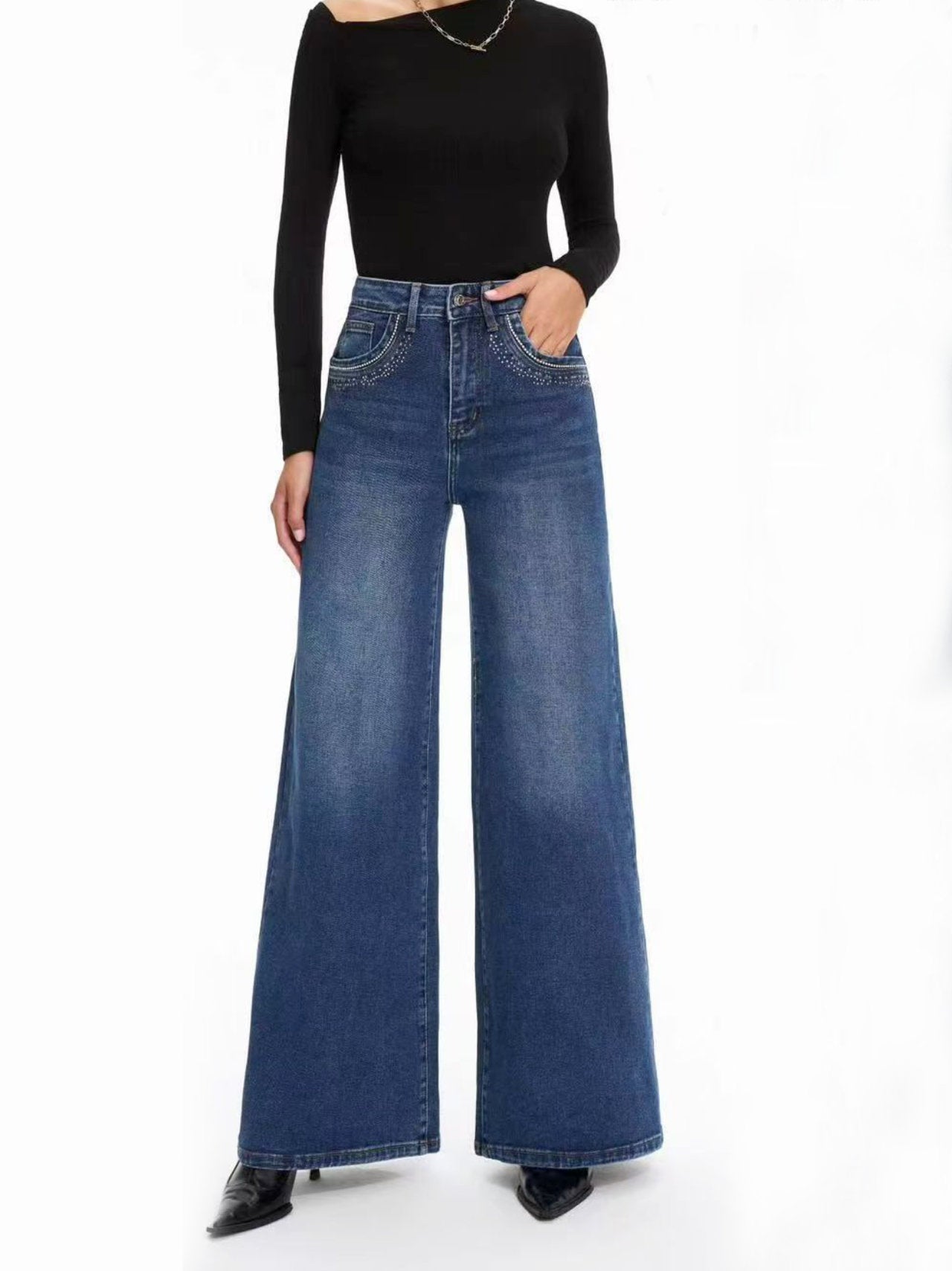 Jeans con strass sulle tasche