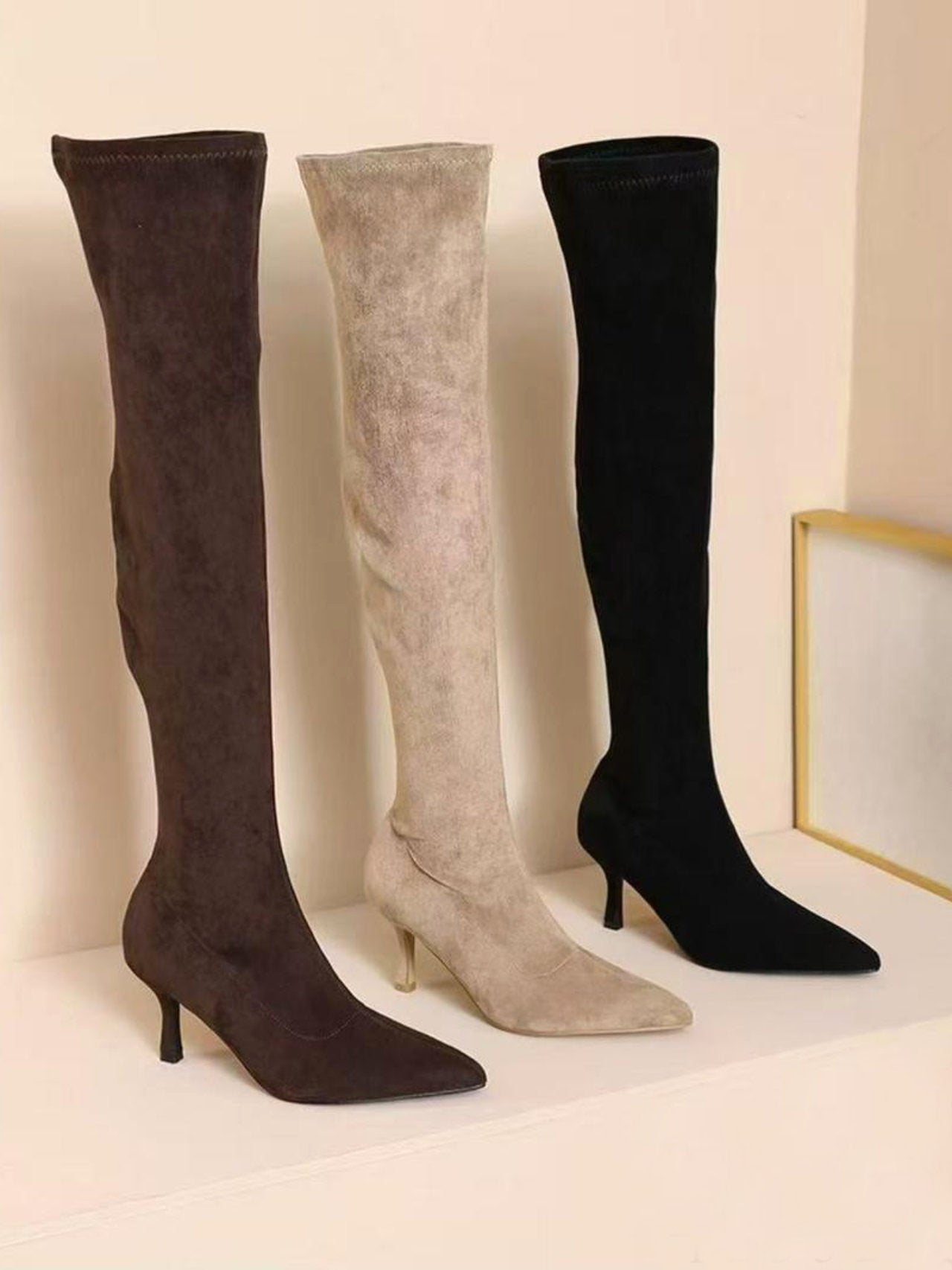 Stivali alti in camoscio con tacco fino
