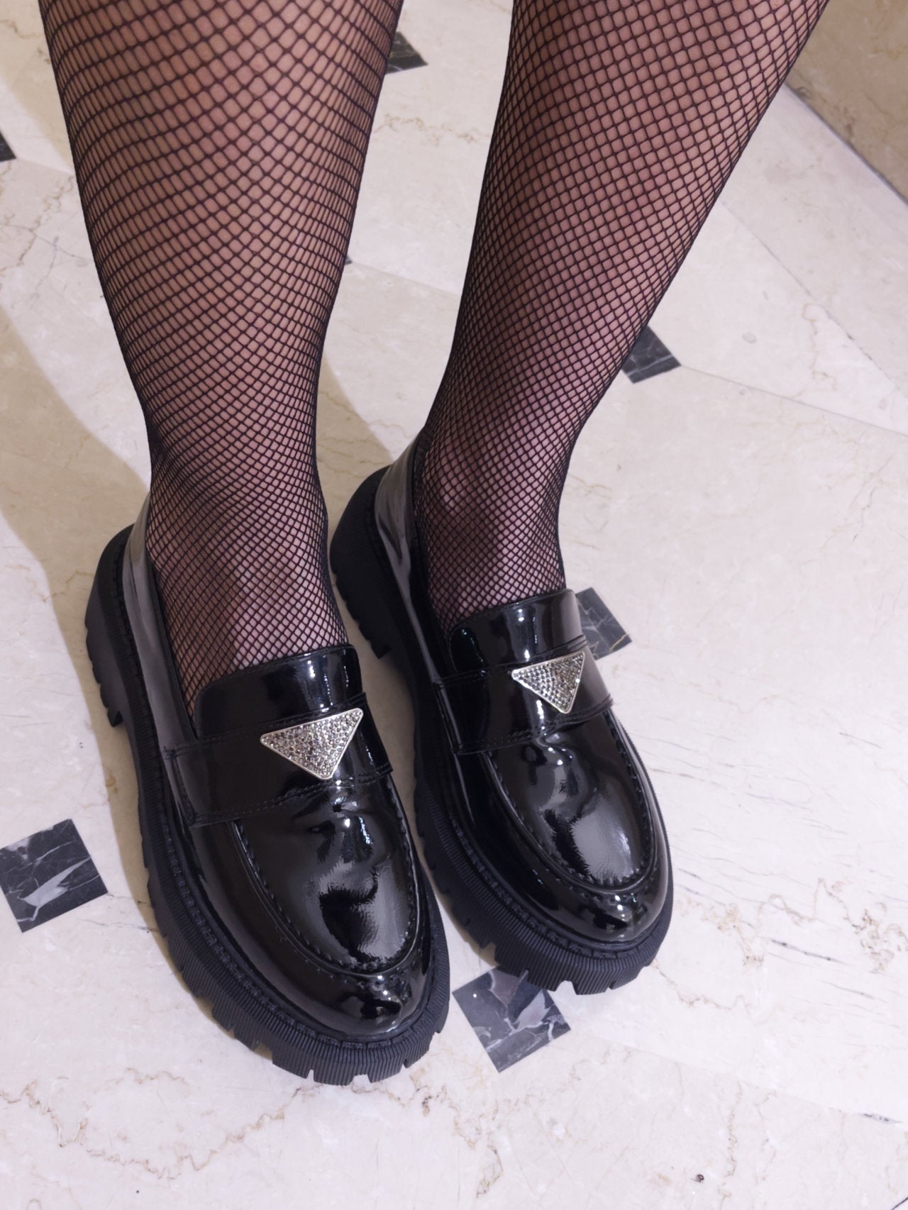 Mocassini lucidi con targhetta