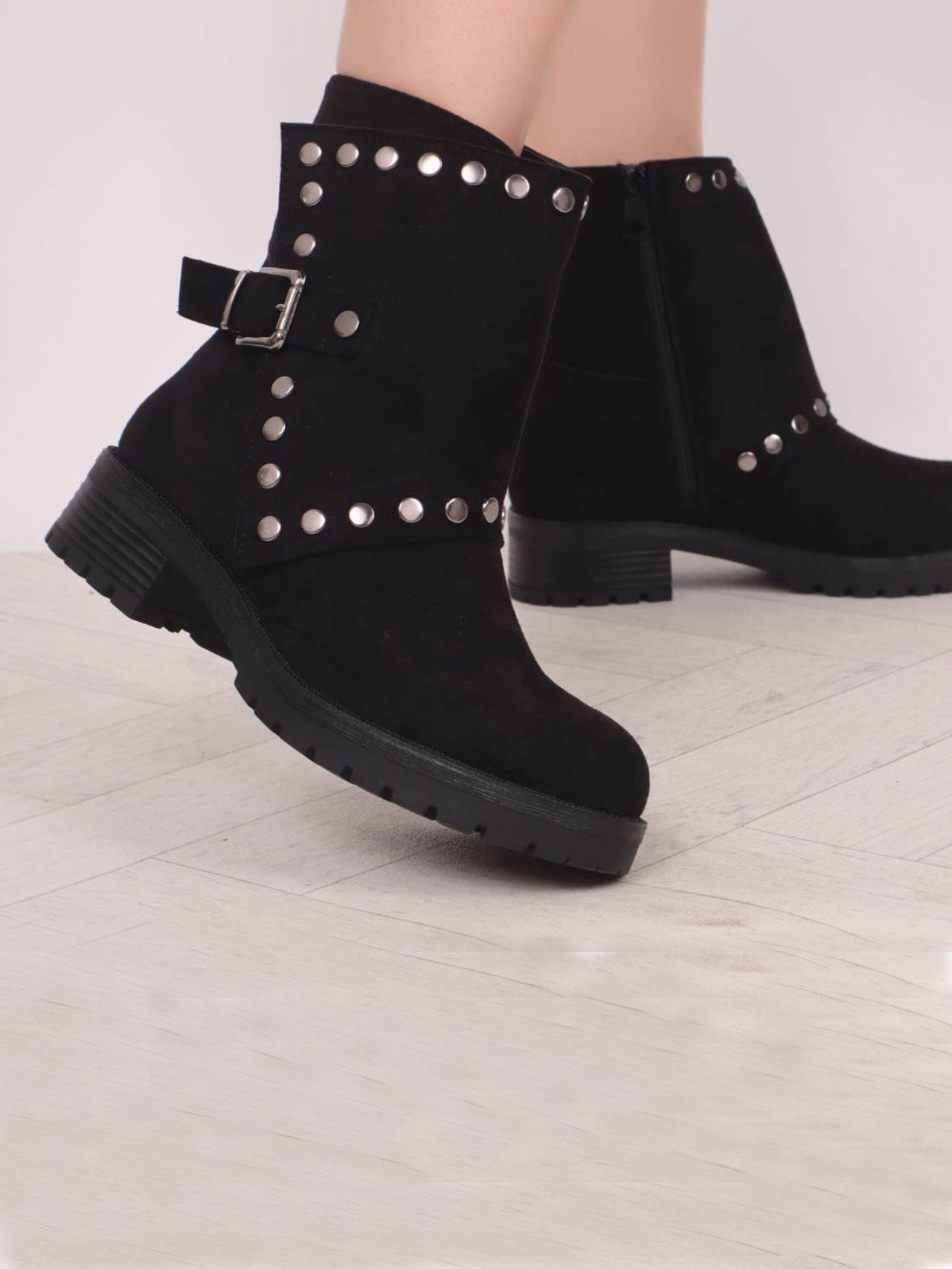 Tronchetti in camoscio con borchie