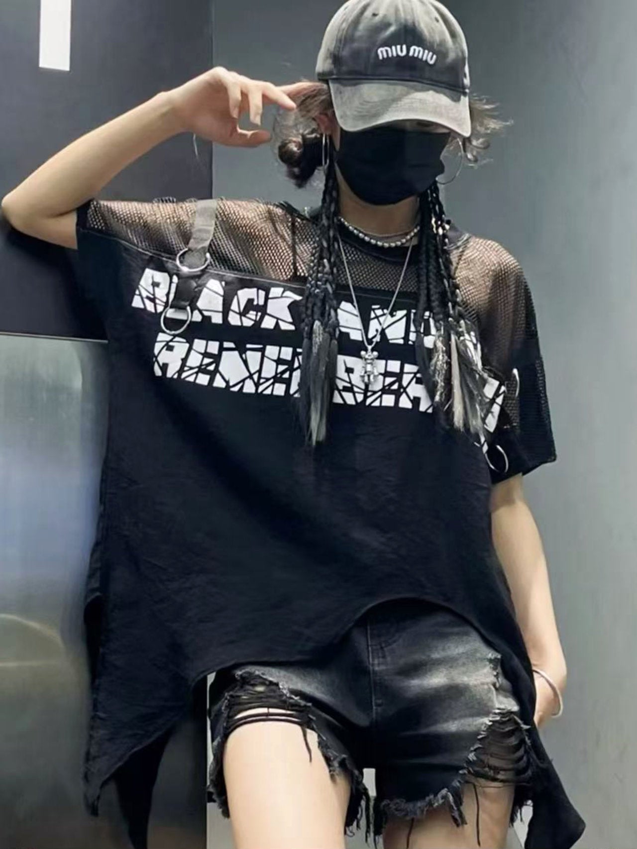 T-shirt con scritte e rete