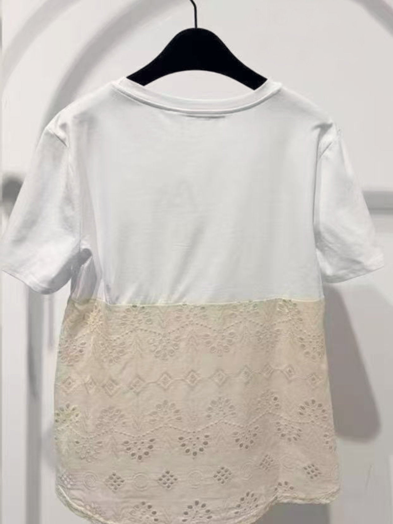 T-shirt con taschino uncinetto