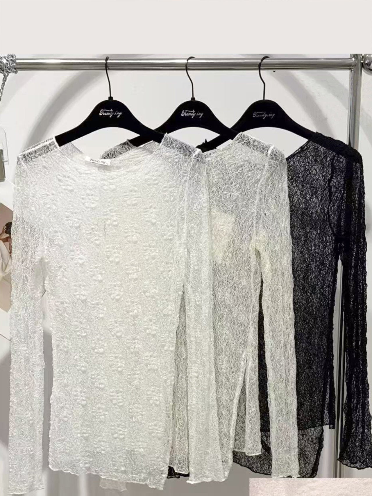 Maglia in pizzo con scollo largo