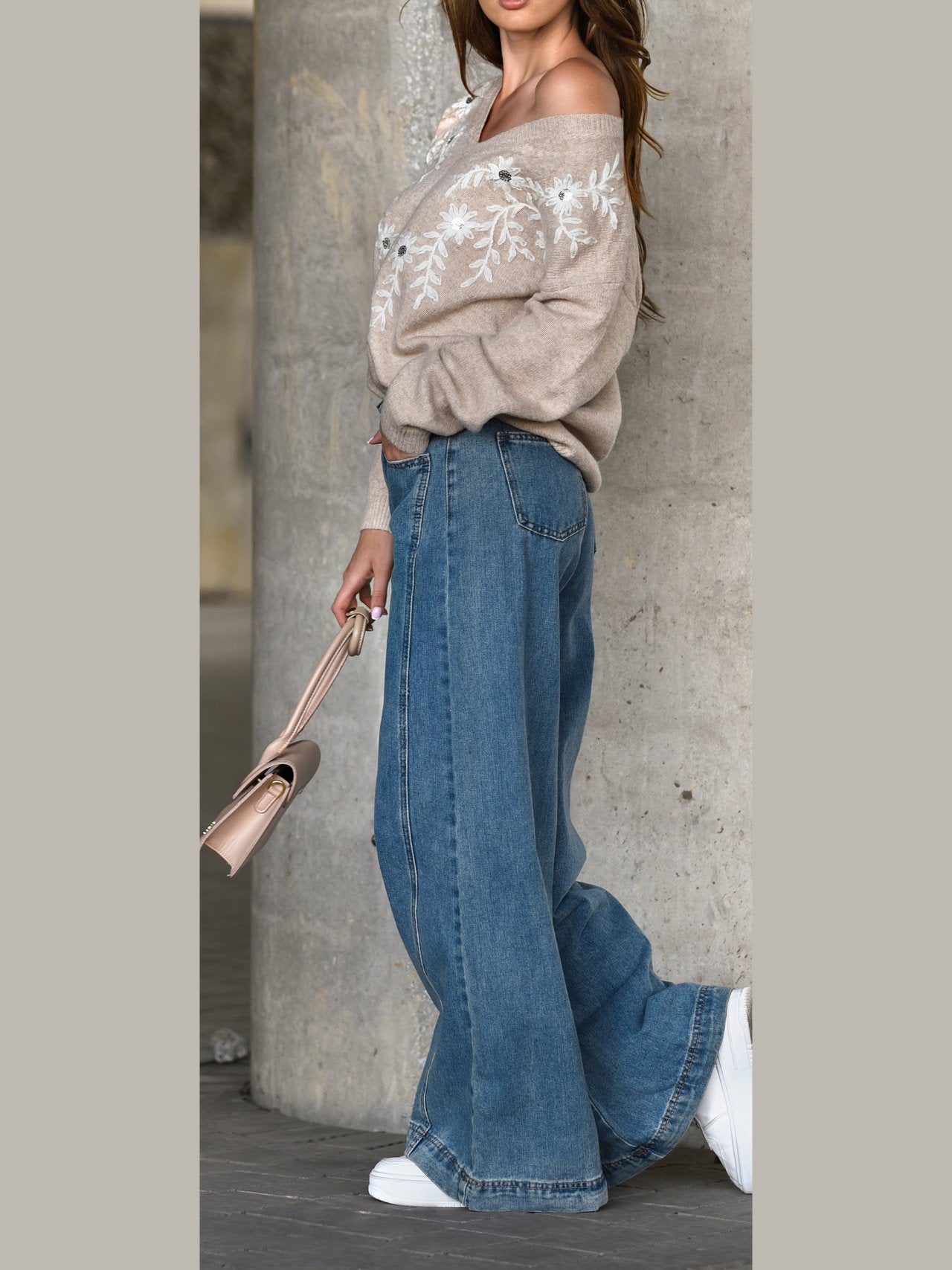 Maglione a v ricamato