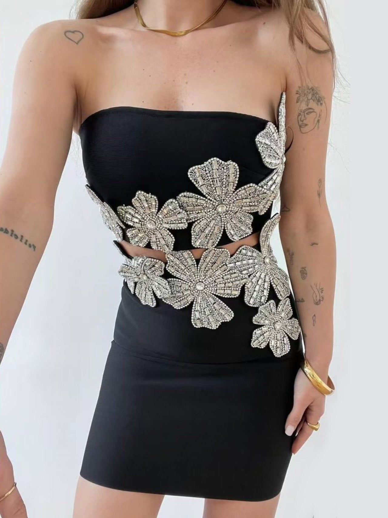 Completo top e gonna con fiori di strass