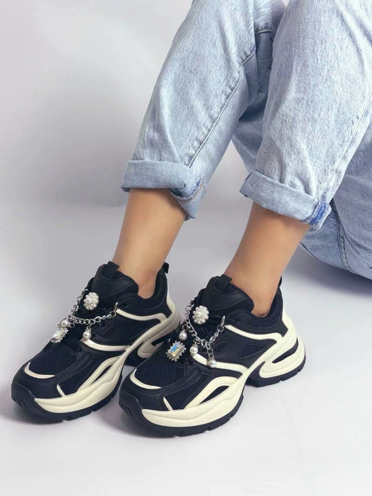 Sneakers con accessori