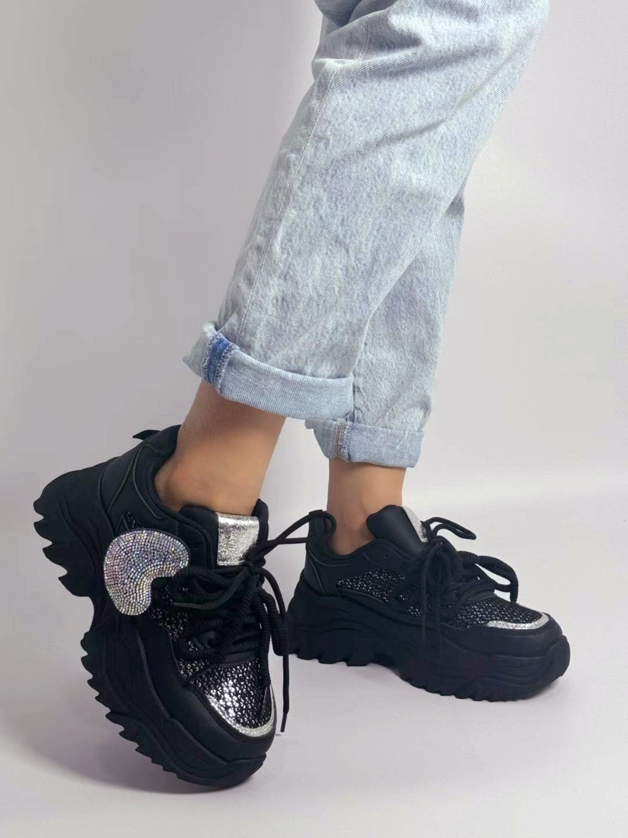 Sneakers con cuore di strass