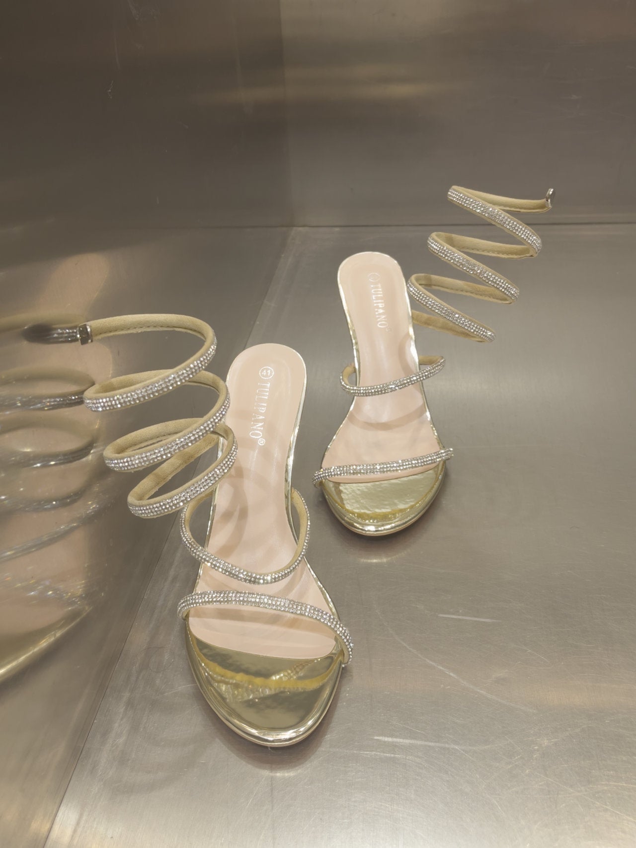 Sandali con strass a spirale e tacchetto