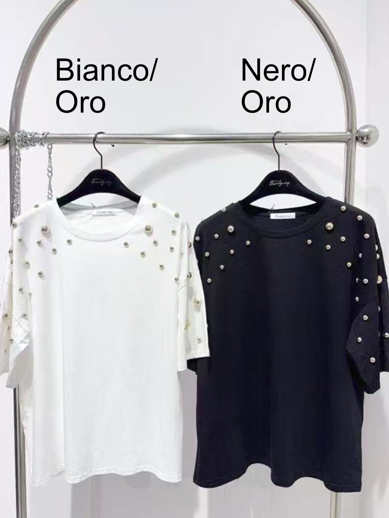 T-shirt con borchie sferiche