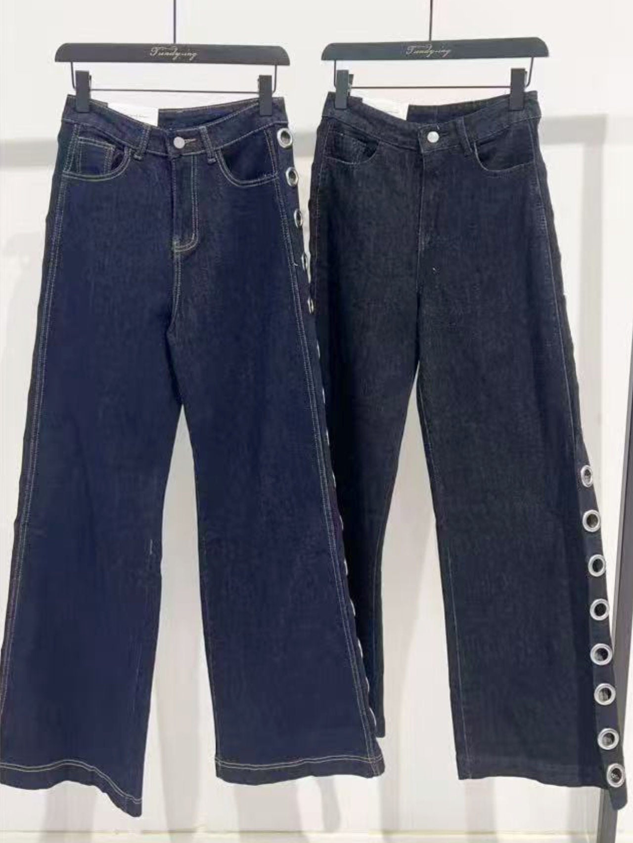 Jeans con borchie ad occhiello