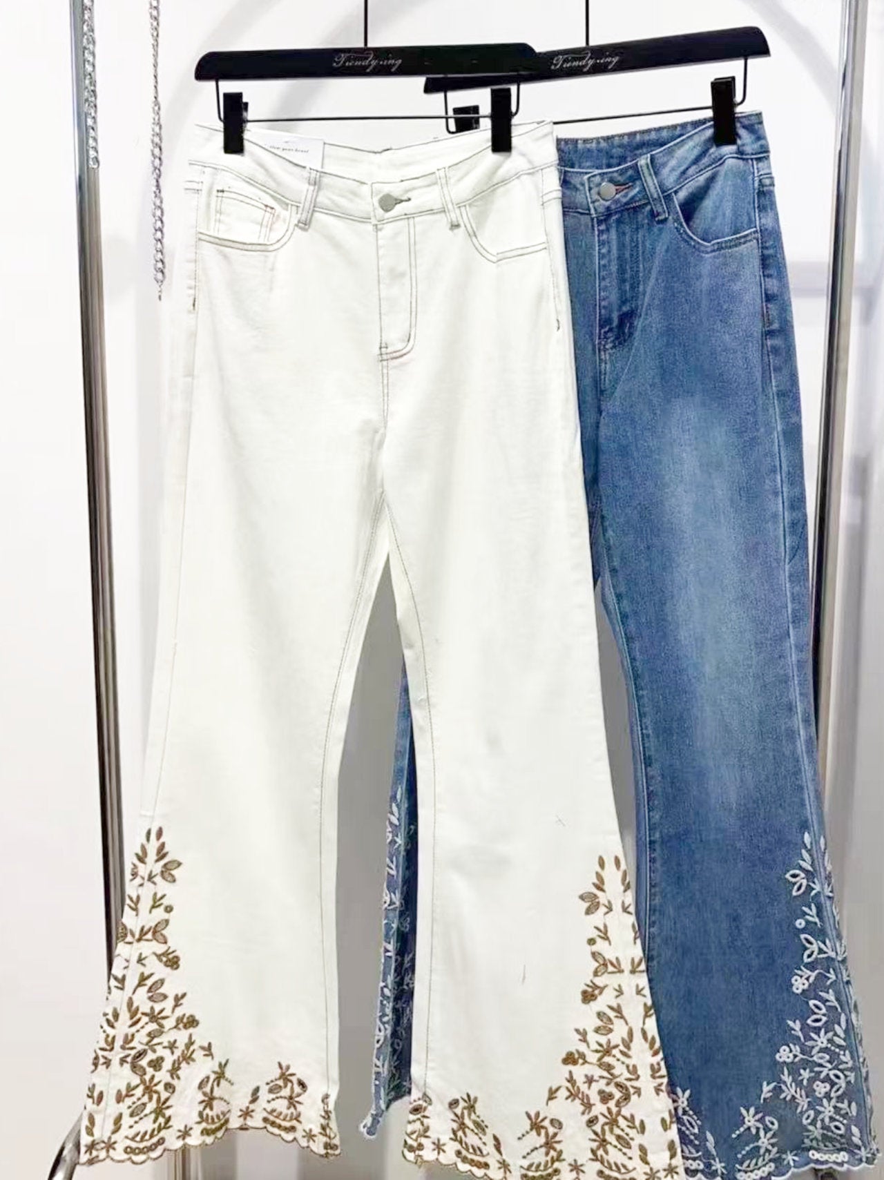 Jeans a zampa ricamati