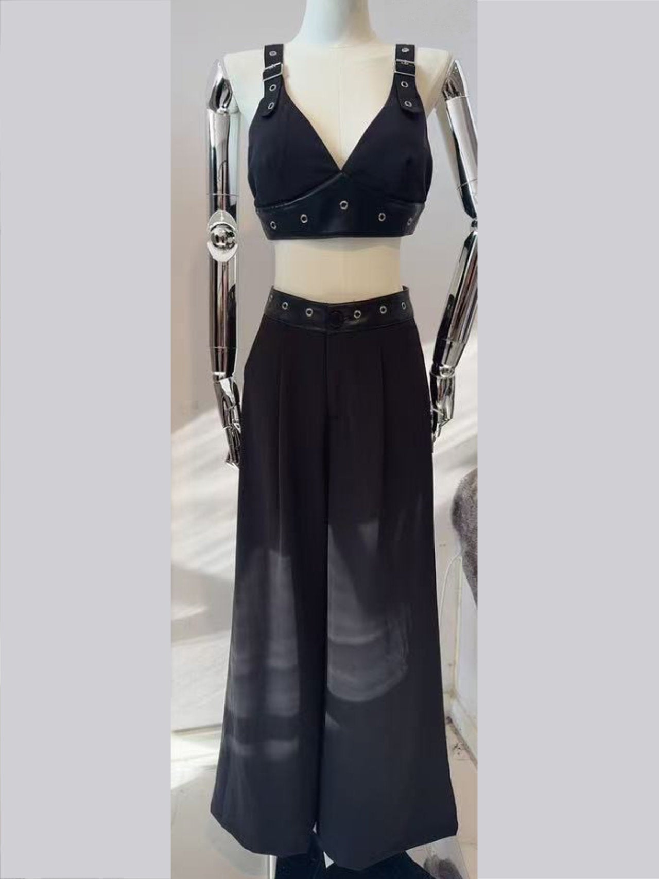 Completo top e pantalone con borchie