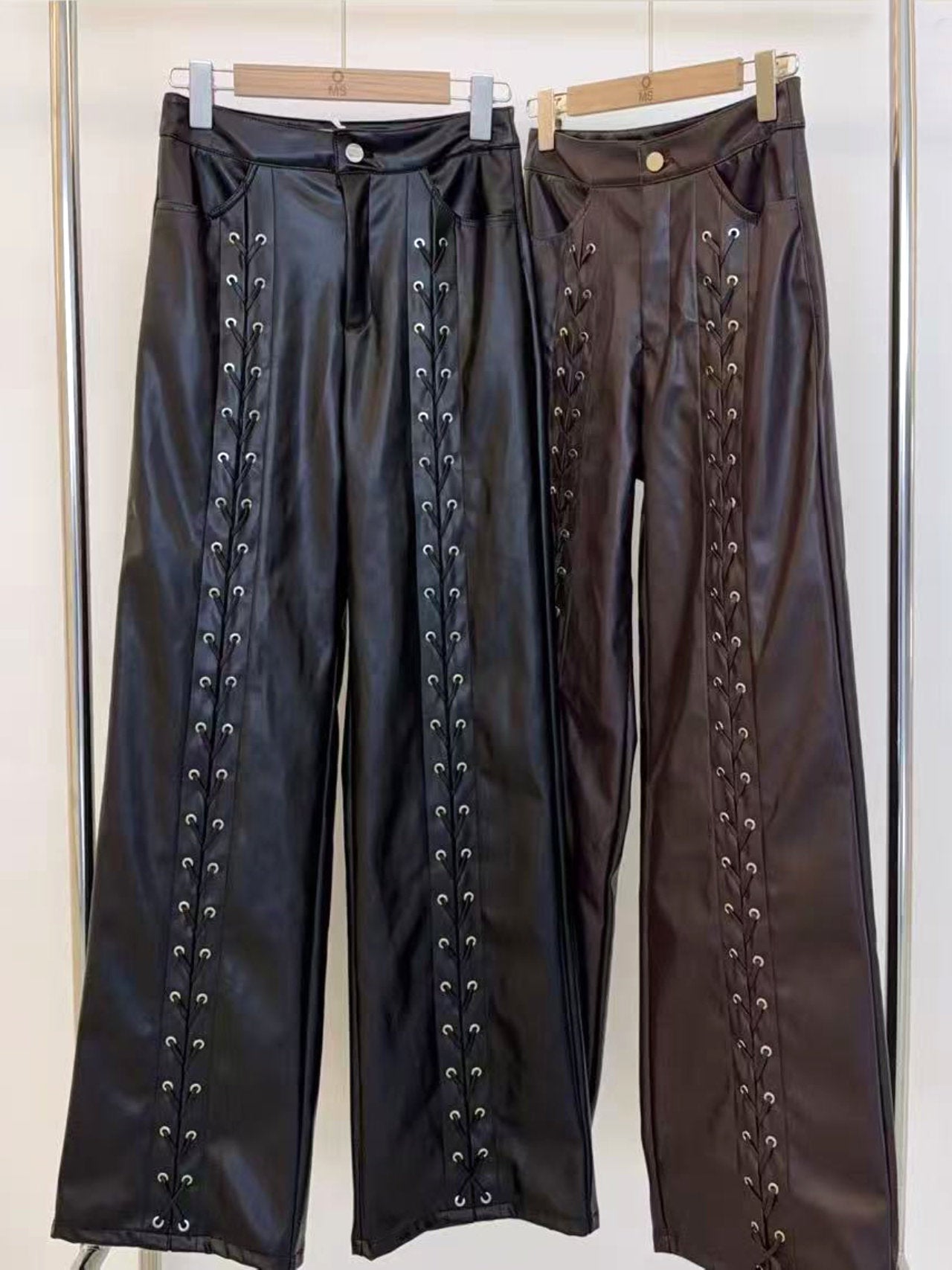 Pantaloni in ecopelle con lacci