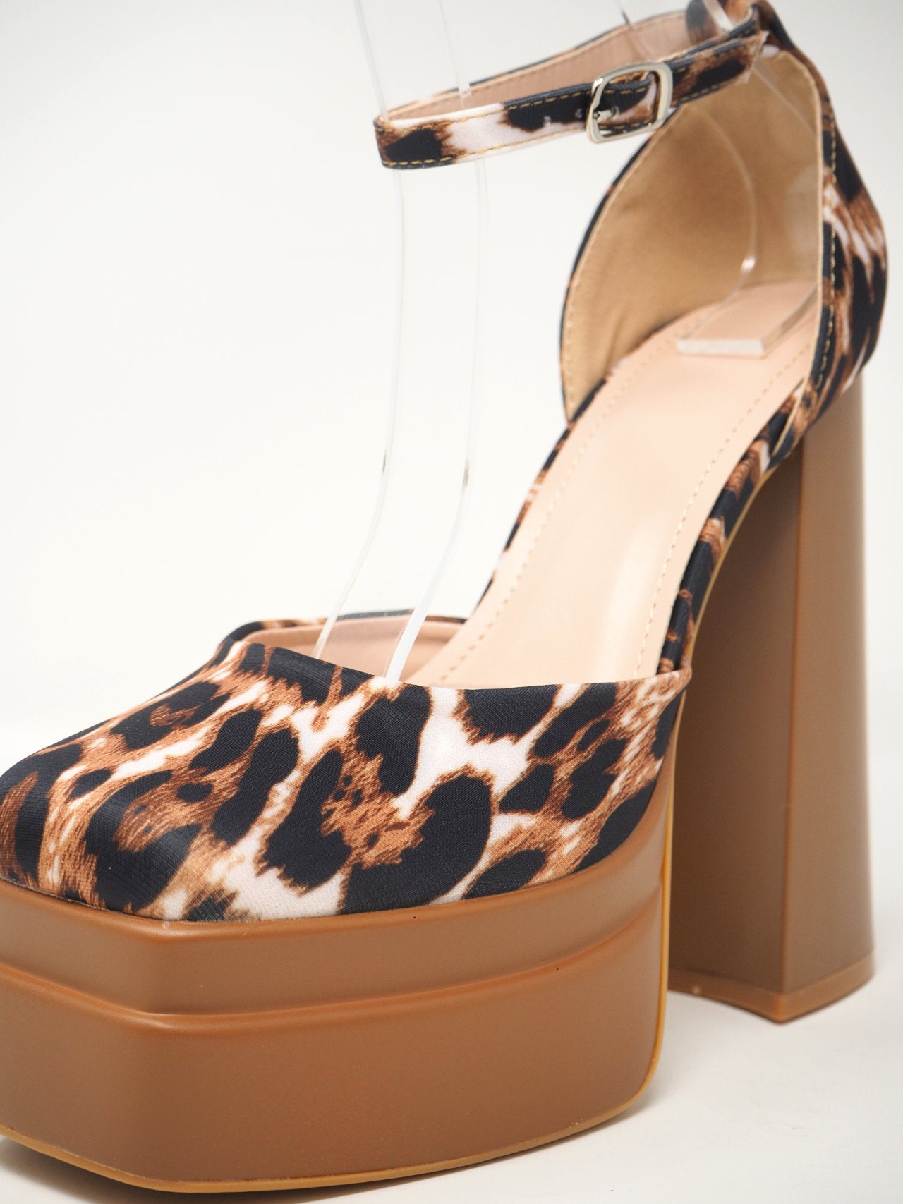 Décolleté con plateau e tacco grosso