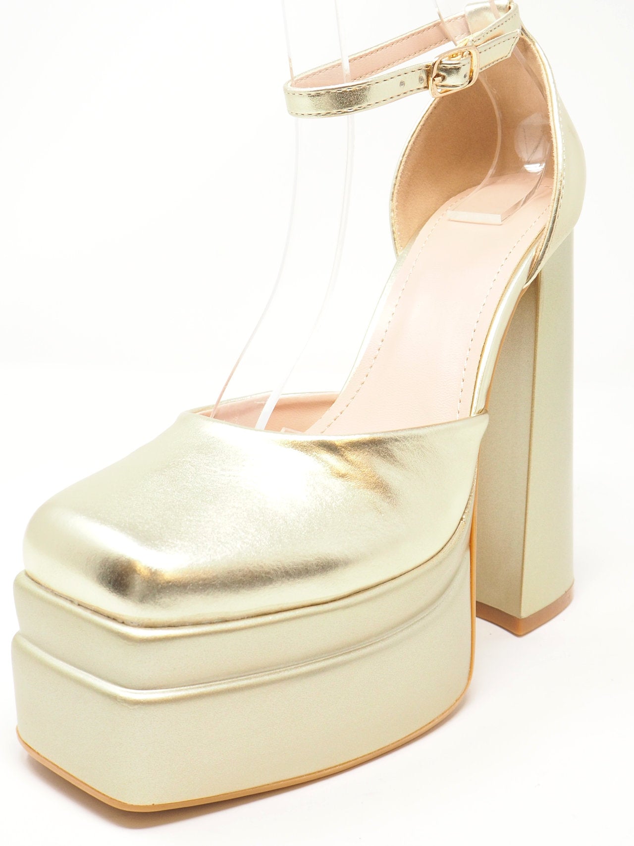 Décolleté con plateau e tacco grosso