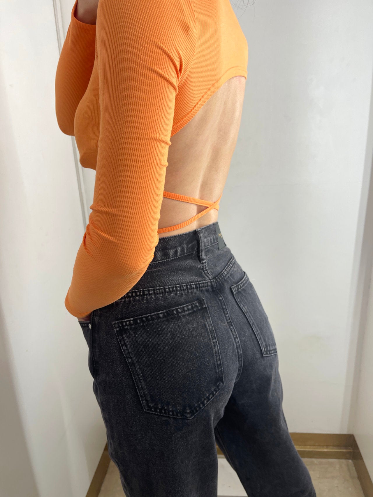 Maglia corta a costine con lacci