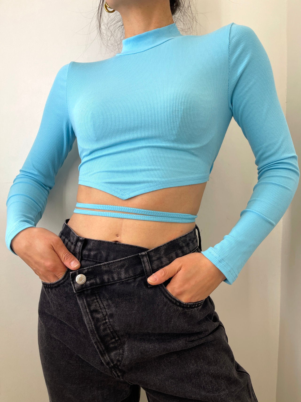 Maglia corta a costine con lacci