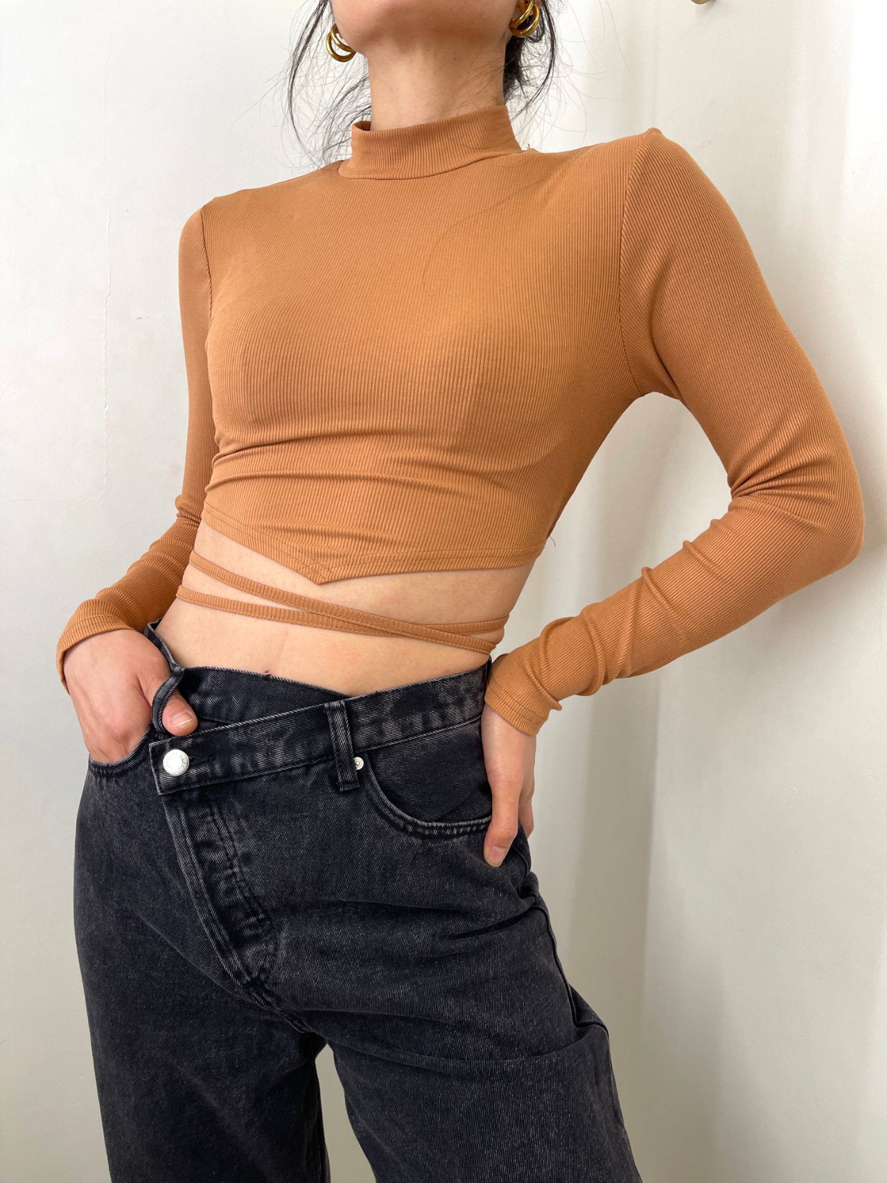 Maglia corta a costine con lacci