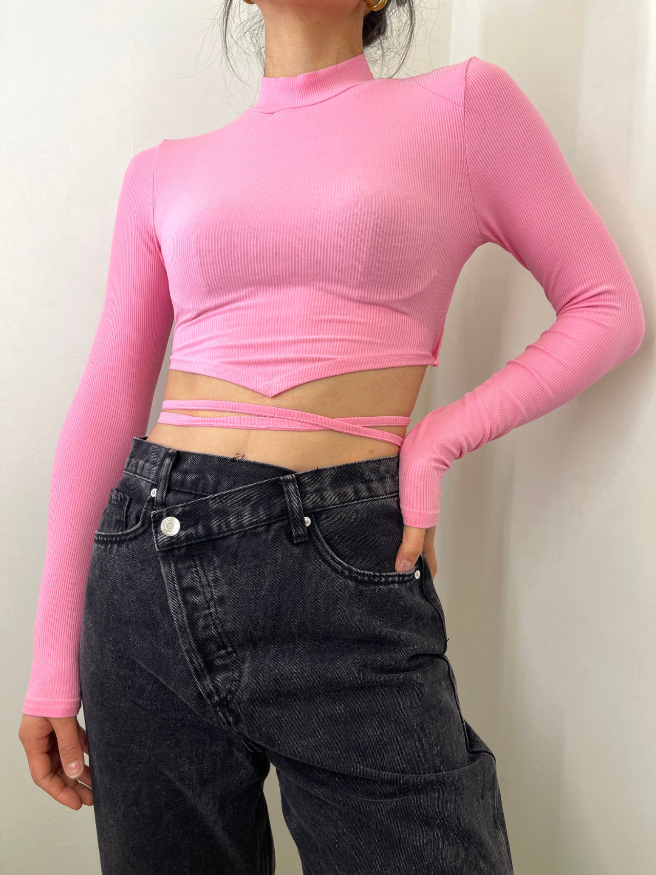 Maglia corta a costine con lacci