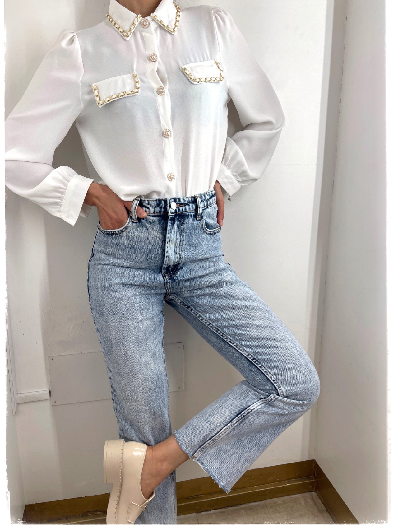 Jeans con taglio vivo alle caviglie