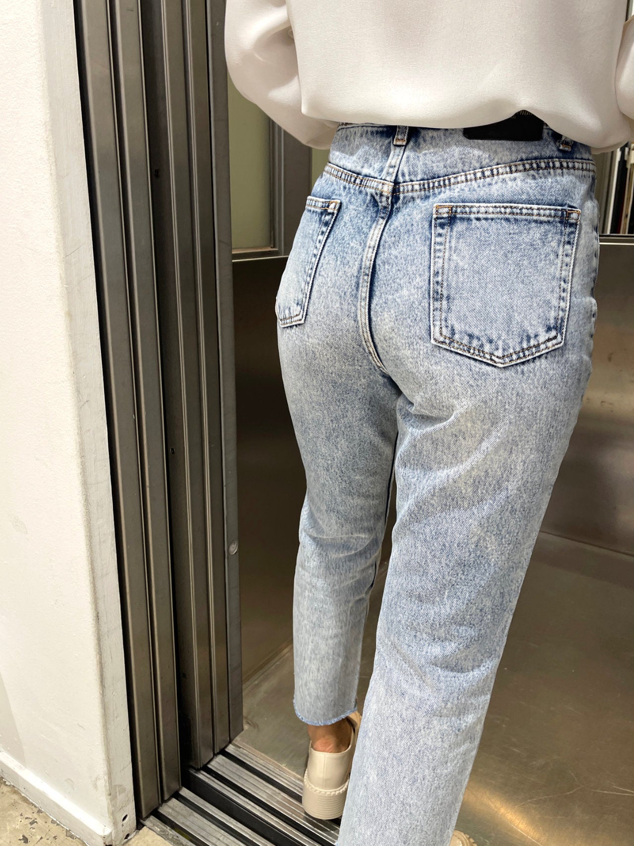 Jeans con taglio vivo alle caviglie