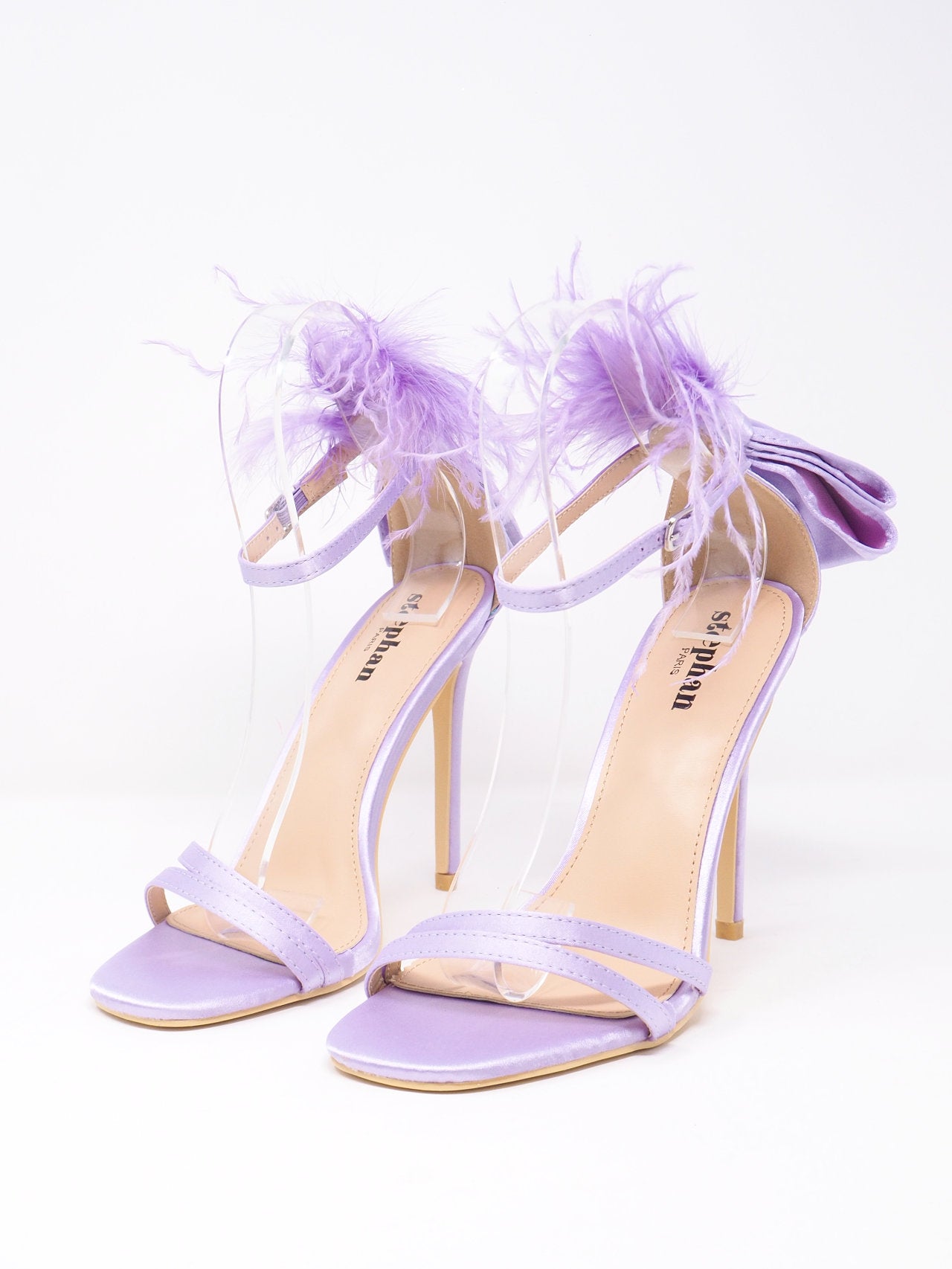 Sandali con piume e fiocco