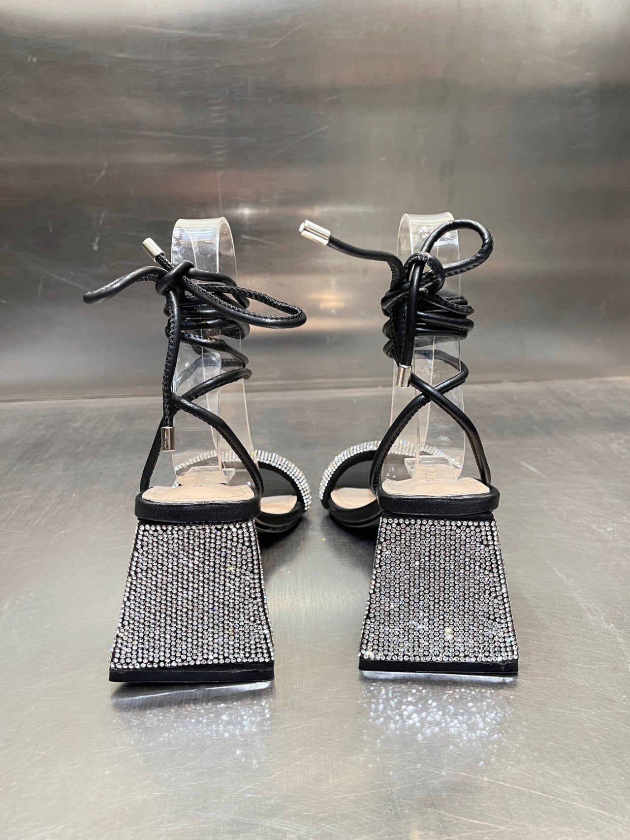 Sandali con tacco triangolare di strass