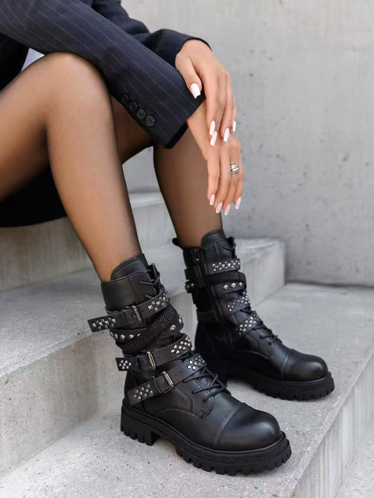 Stivali anfibi con fibbie borchiate