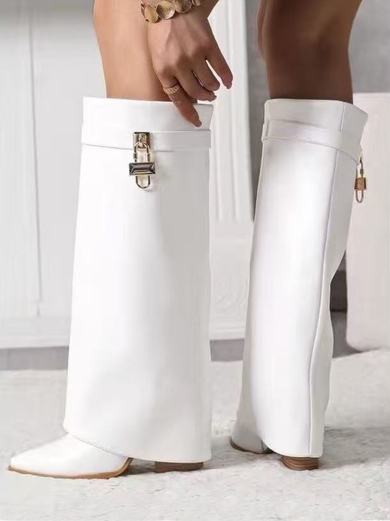 Stivali con risvolto e tacco grosso