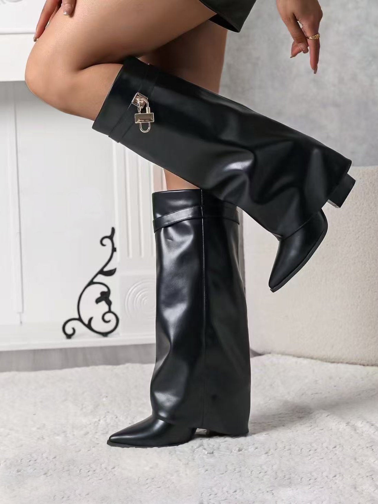 Stivali con risvolto e tacco grosso