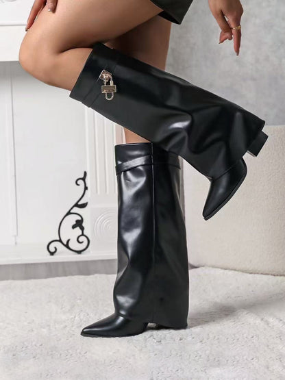 Stivali con risvolto e tacco grosso