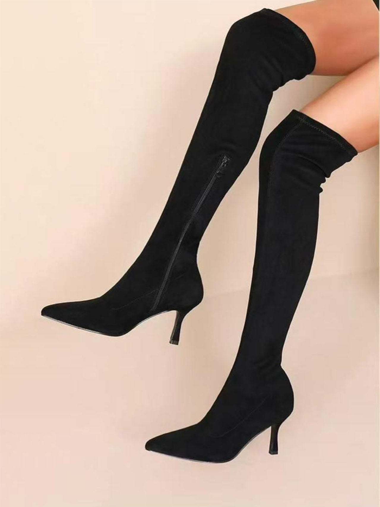 Stivali alti in camoscio con tacco fino