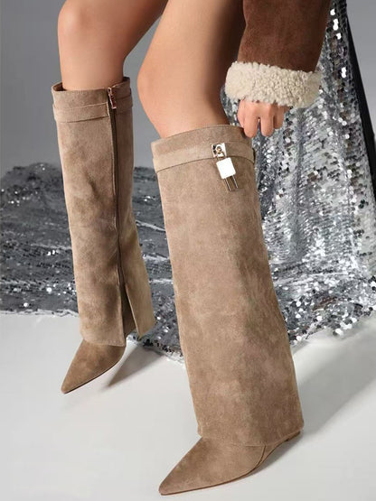 Stivali scamosciati con risvolto e pendaglio