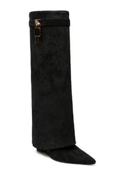 Stivali scamosciati con risvolto e pendaglio