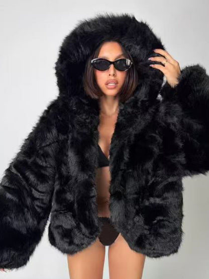 Pelliccia ecologica con cappuccio