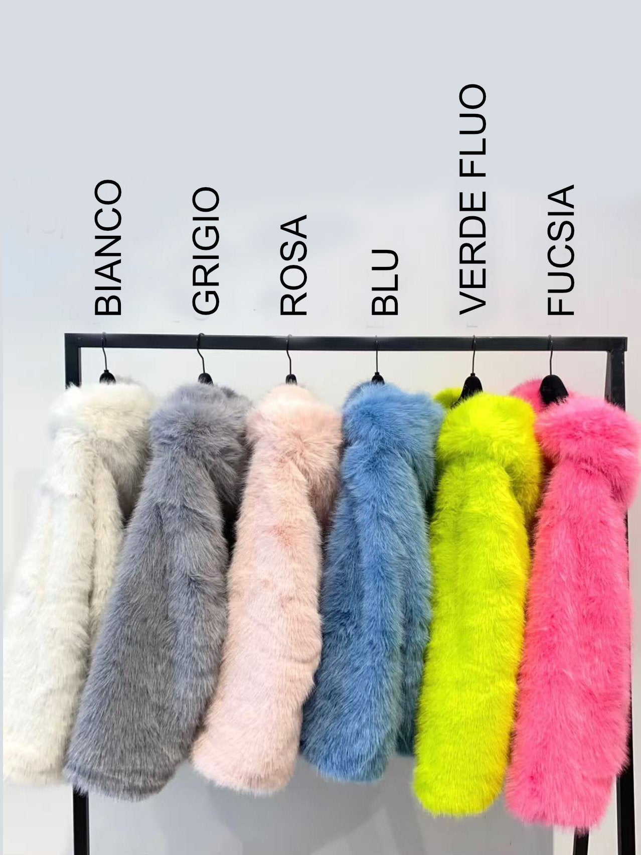 Pelliccia ecologica con cappuccio