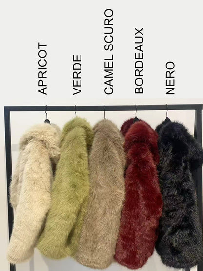 Pelliccia ecologica con cappuccio