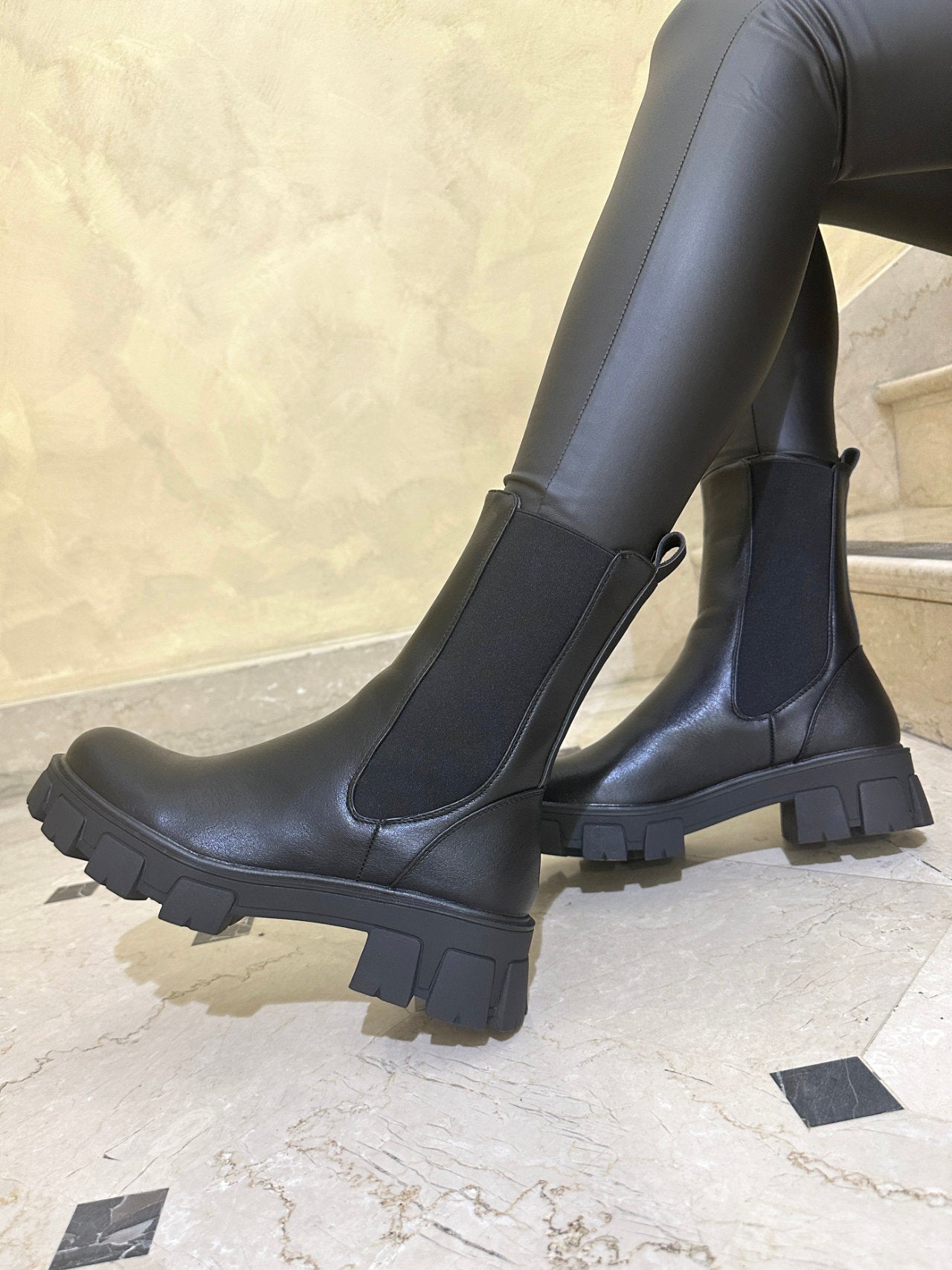 PATRIZIA PEPE Stivaletti In Pelle Neri Con Suola Tractor – Modello PPJ897 31, Tacco Piatto, Taglia 38