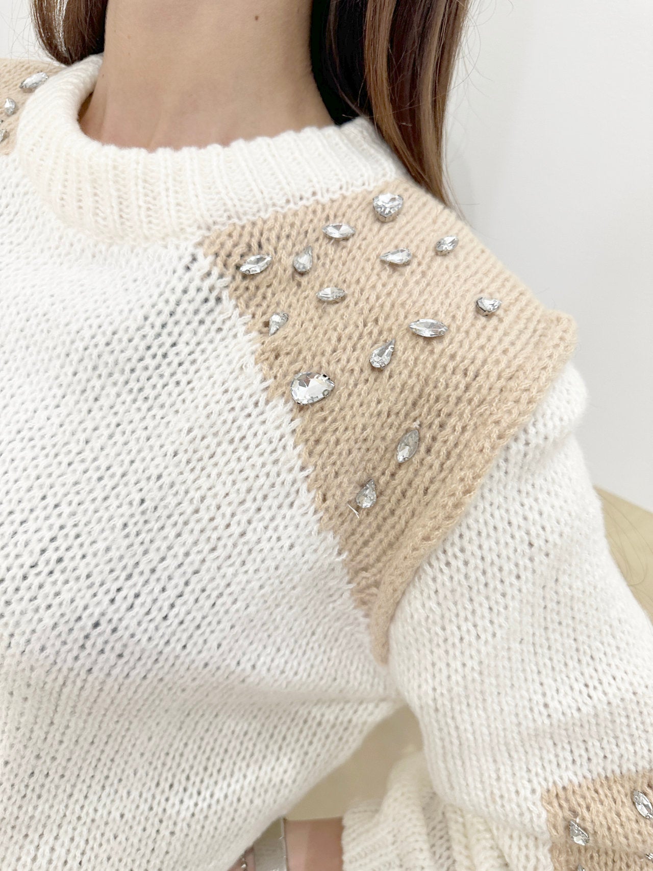 Maglione con pietre strass