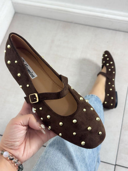 Ballerine con borchie e cinturino