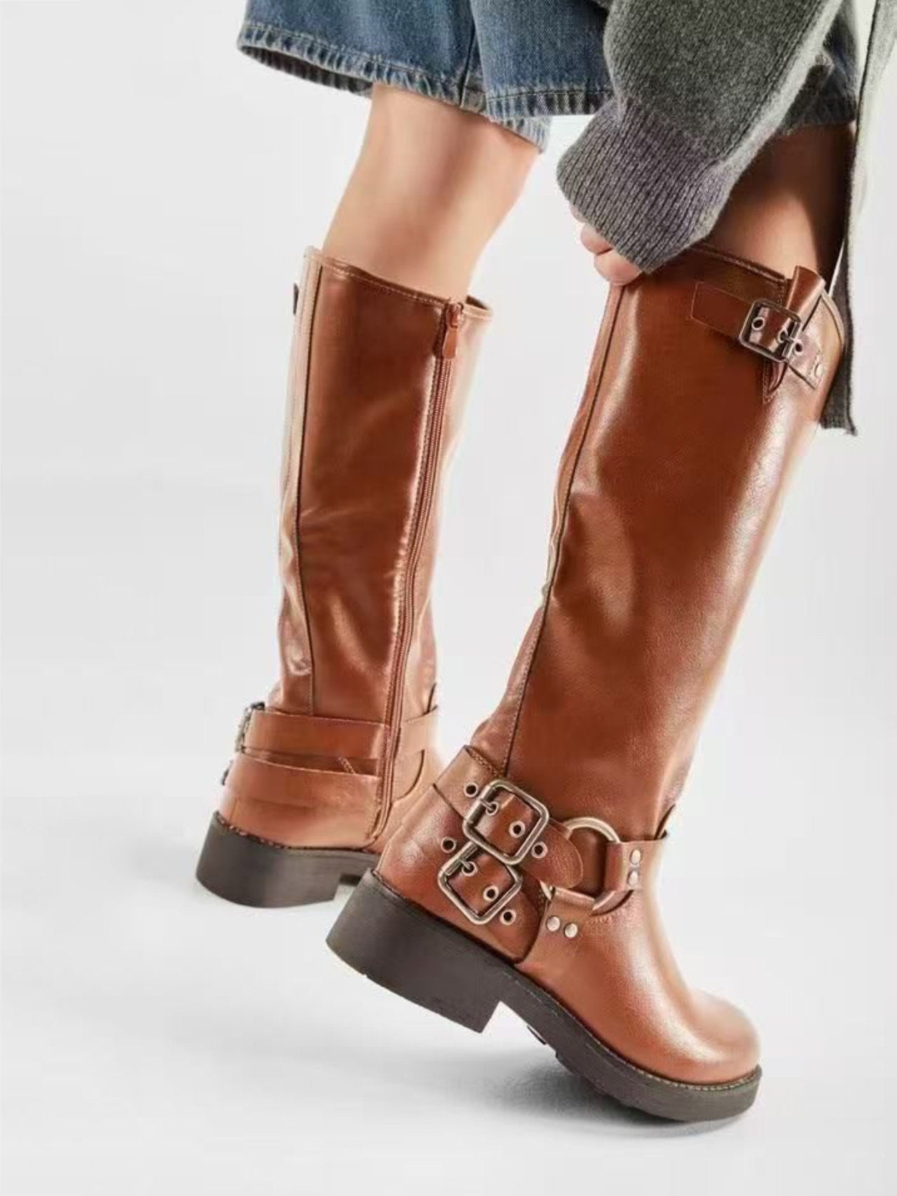 Stivali anfibi con fibbie