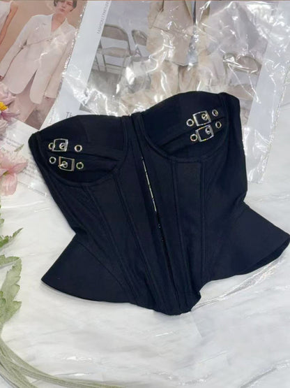 Top a corpetto con fibbie