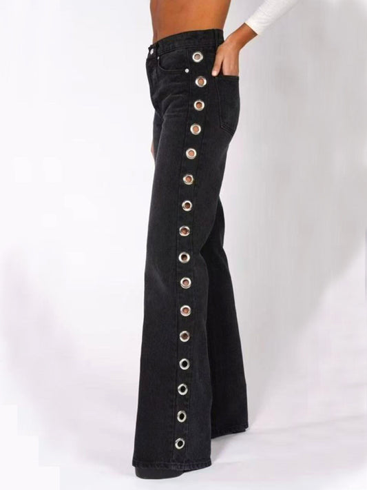 Jeans con borchie ad occhiello
