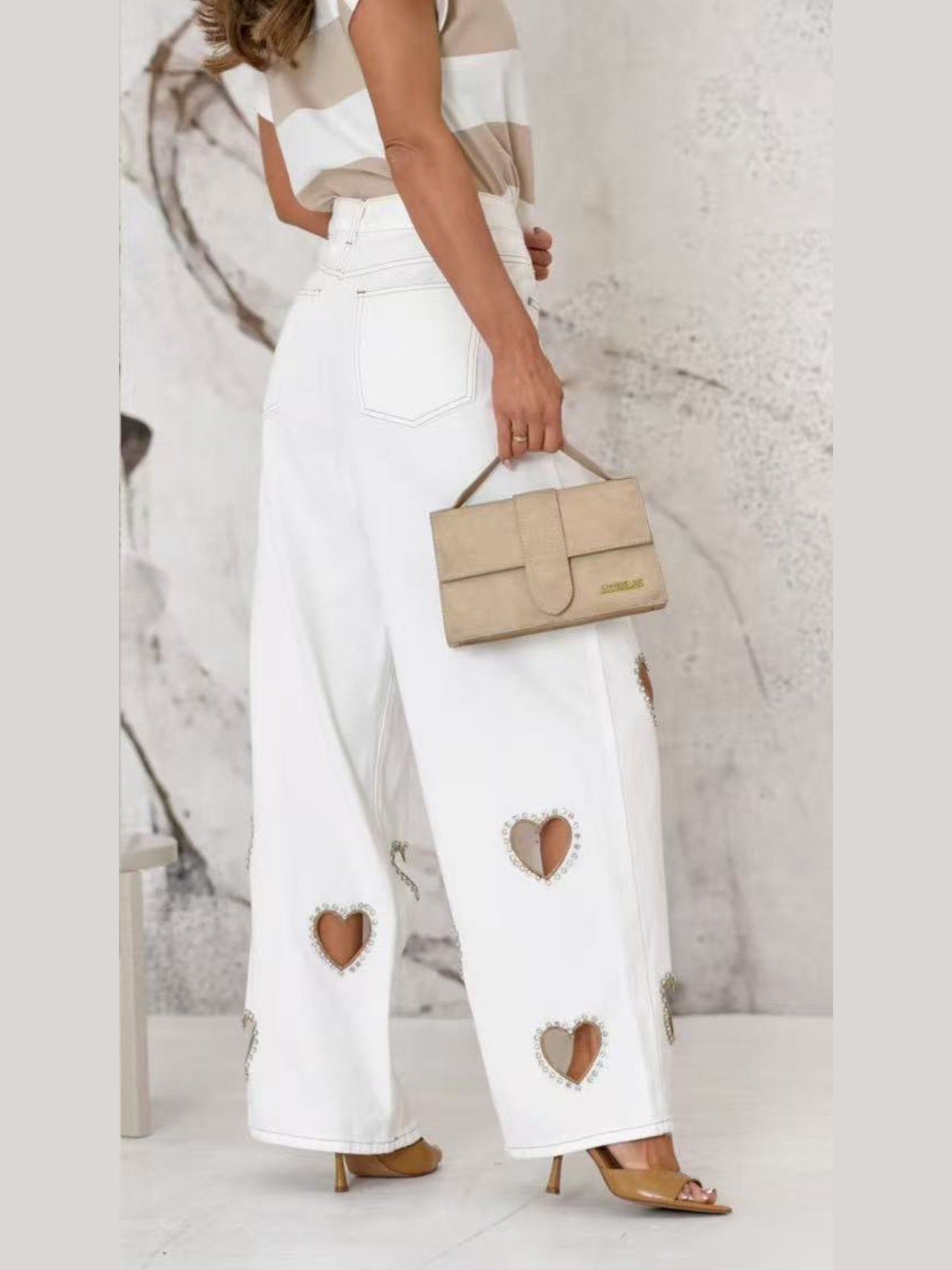 Jeans con fori a cuore