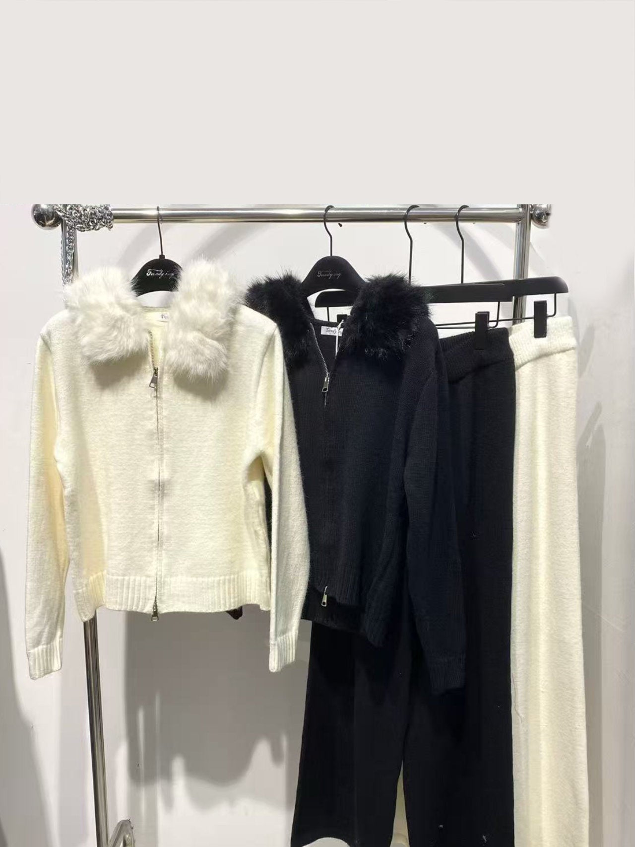 Completo maglia con cappuccio e pantalone