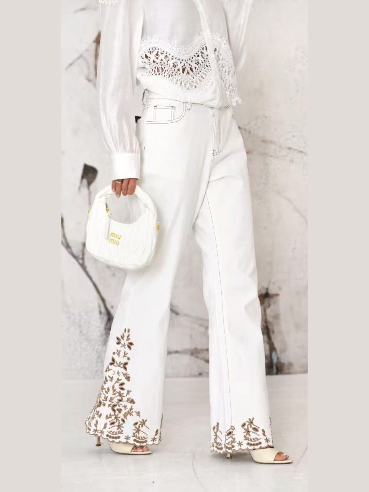 Jeans a zampa ricamati