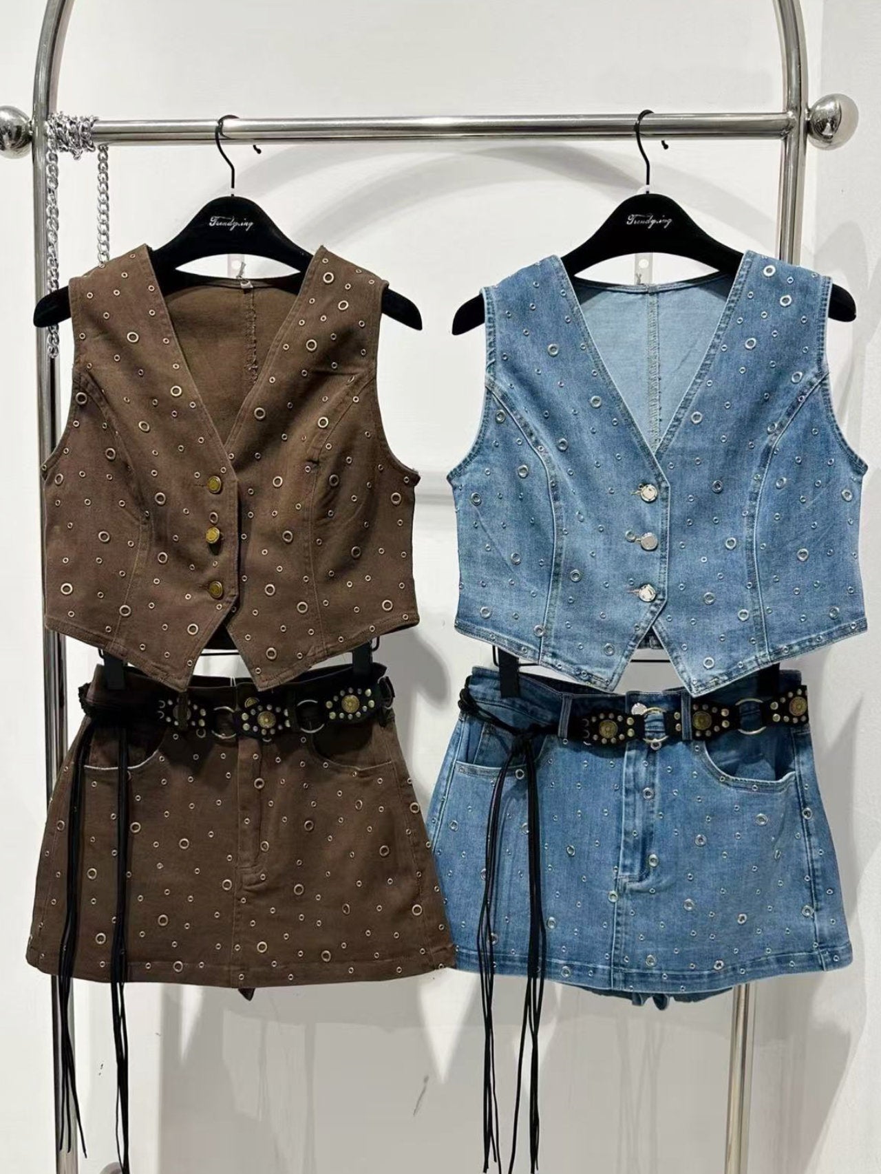 Completo gilet e gonna jeans con borchie