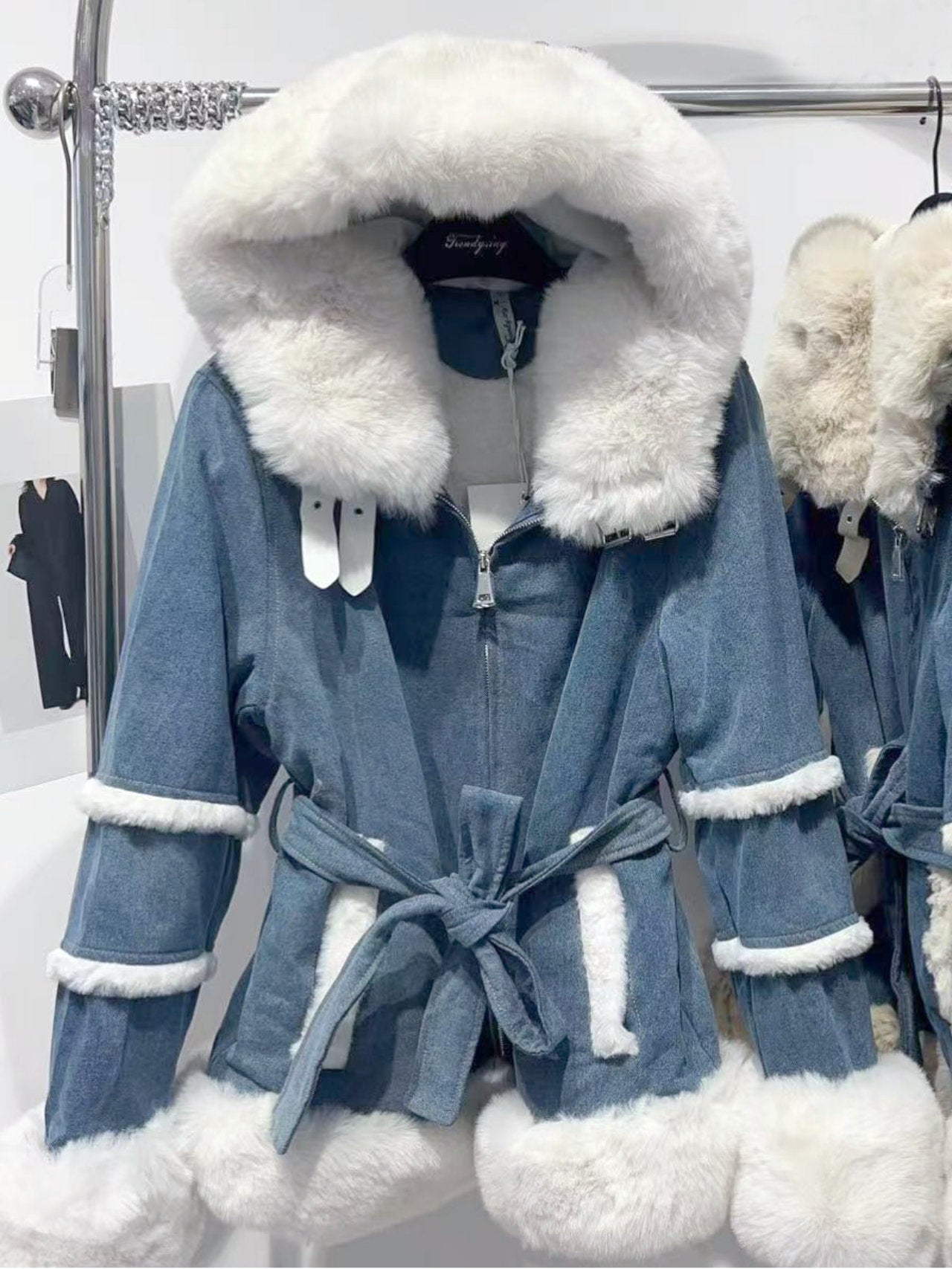 Giubbino jeans con cappuccio e pelliccia